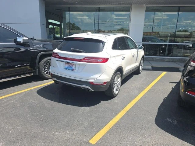 Used 2019 White Platinum Clearcoat Metallic Lincoln Reserve image 6