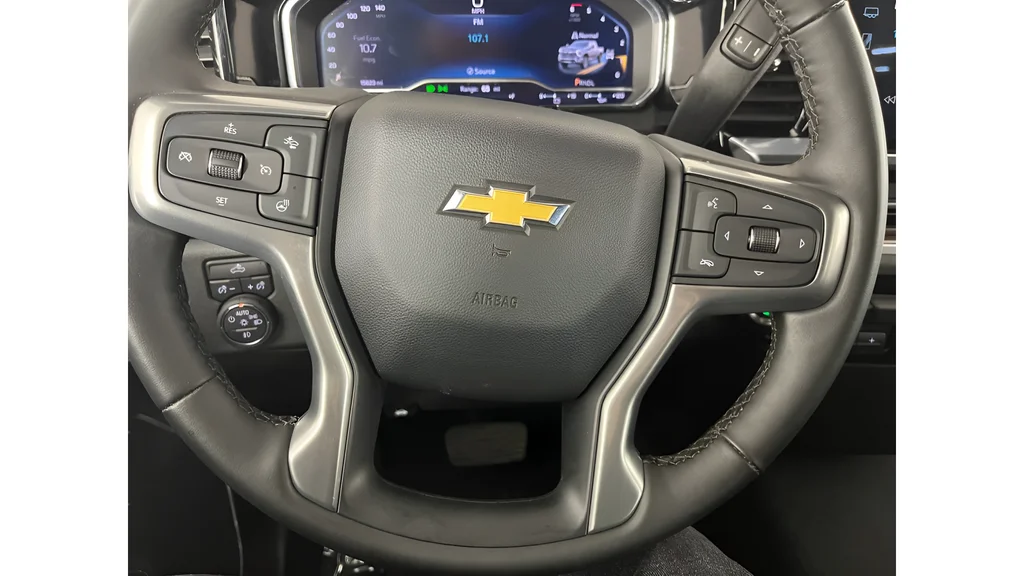 Used 2025 White Chevrolet LT image 21