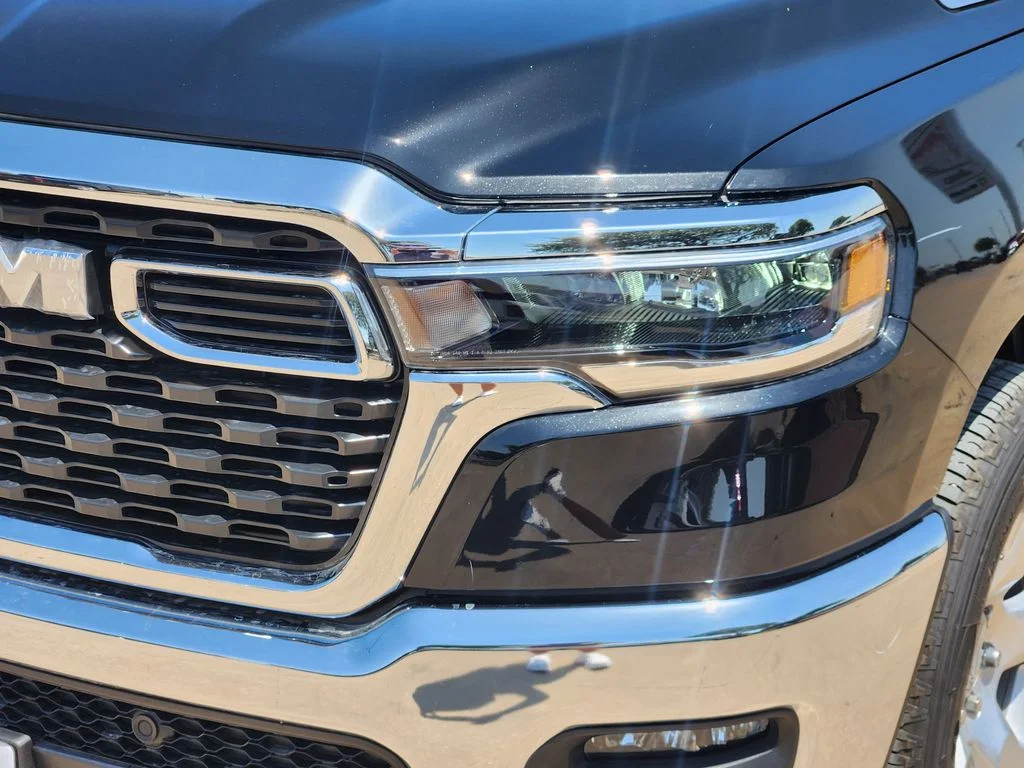 New 2026 Diamond Black Crystal Pearl-Coat Exterior Paint RAM Big Horn/Lone Star image 5