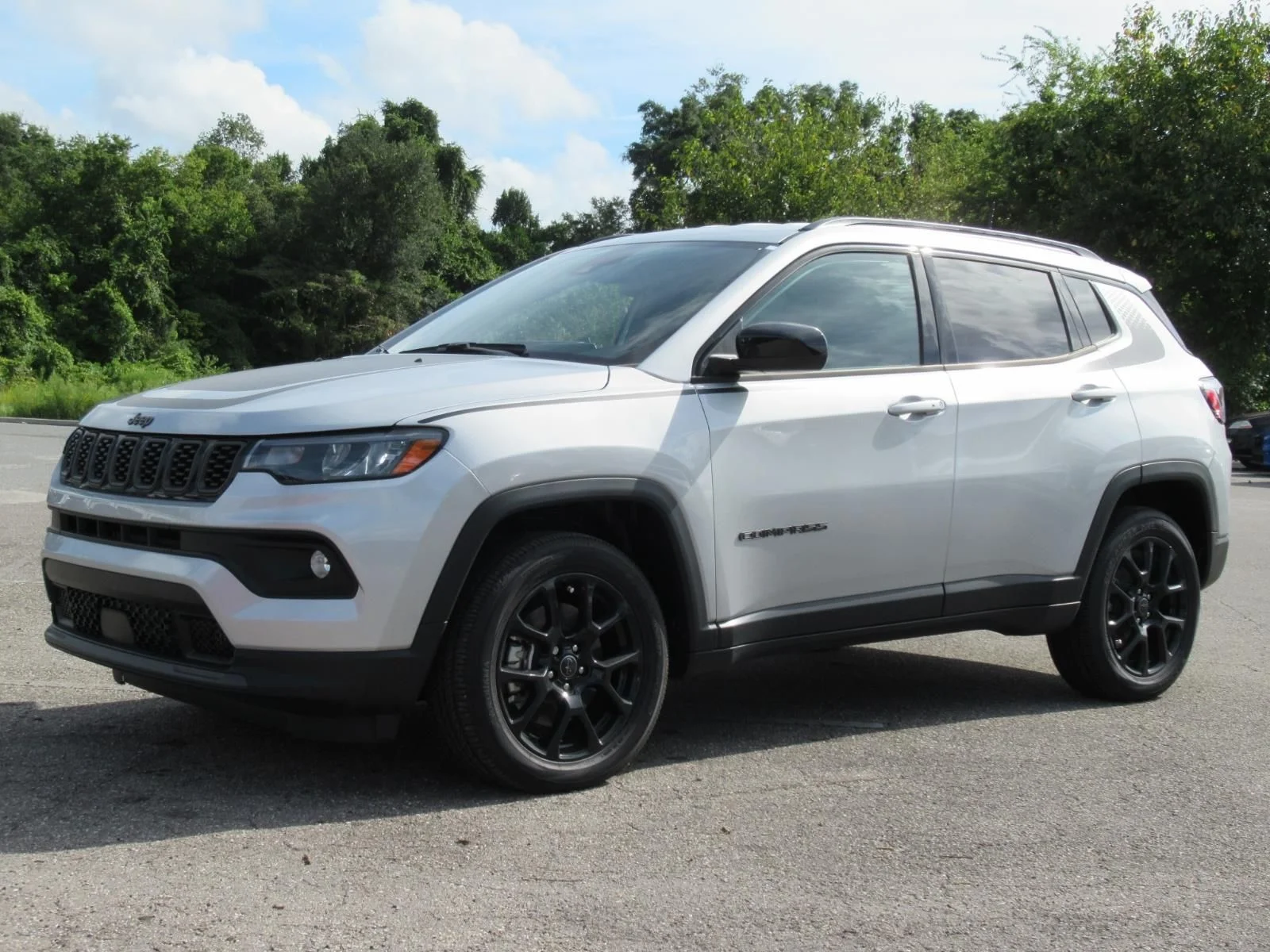 New 2026 Silver Zynith Metallic Clear-Coat Exterior Paint Jeep Latitude image 3