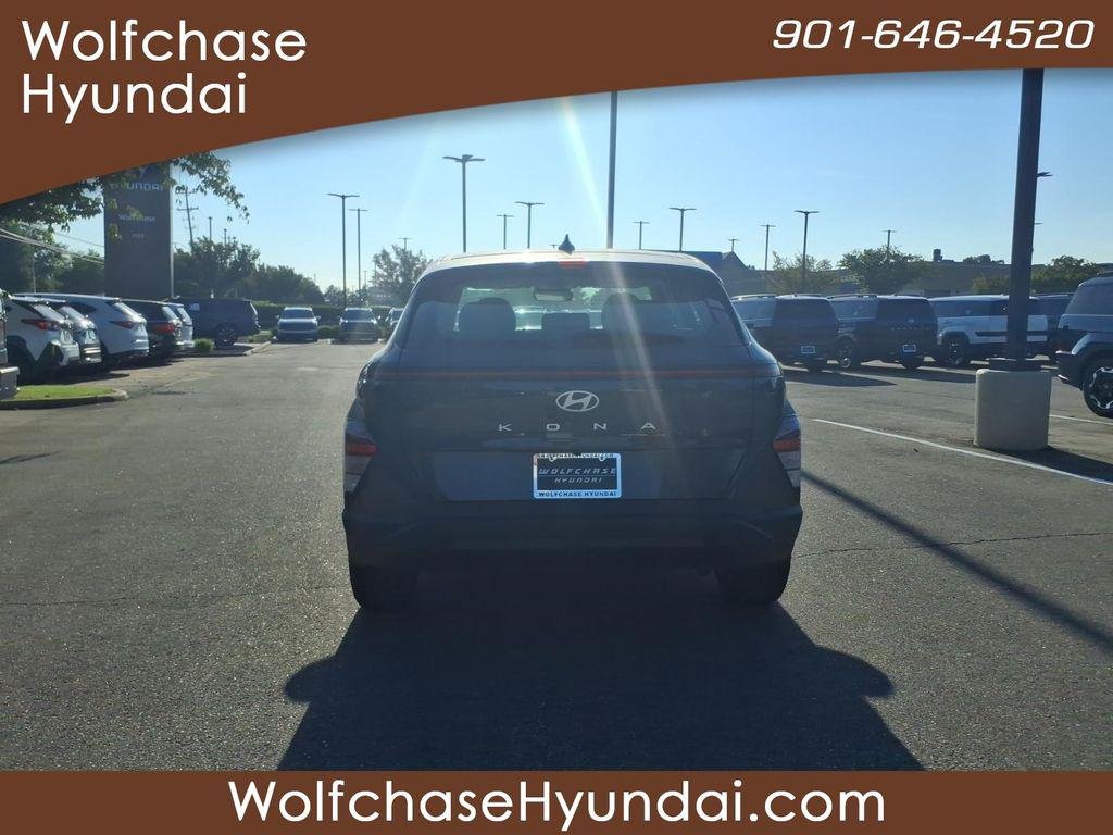 New 2027 Gray Hyundai SE FWD image 4