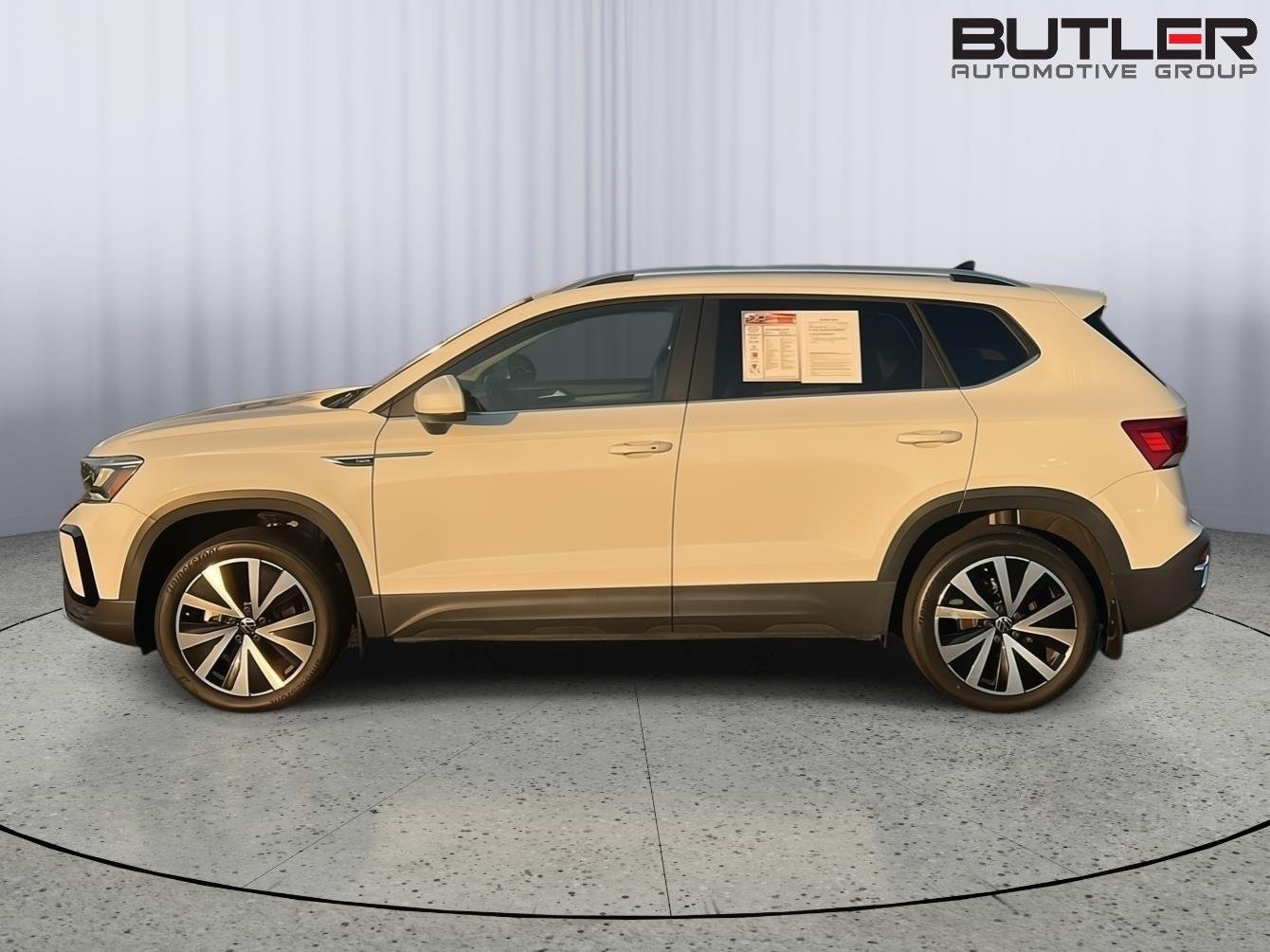 Used 2022 Pure White Volkswagen SE image 3