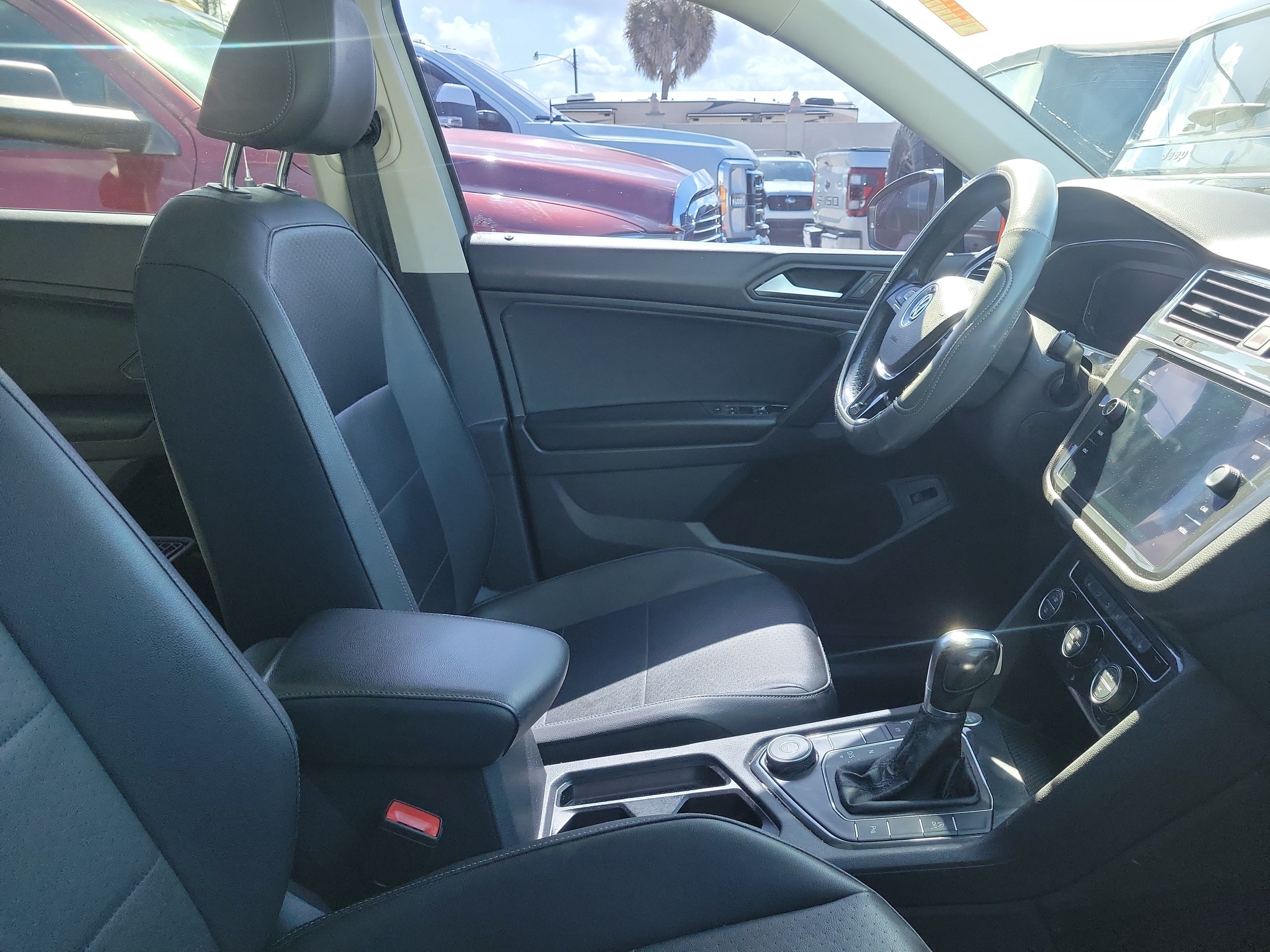 Used 2019 White Silver Metallic Volkswagen SE image 8
