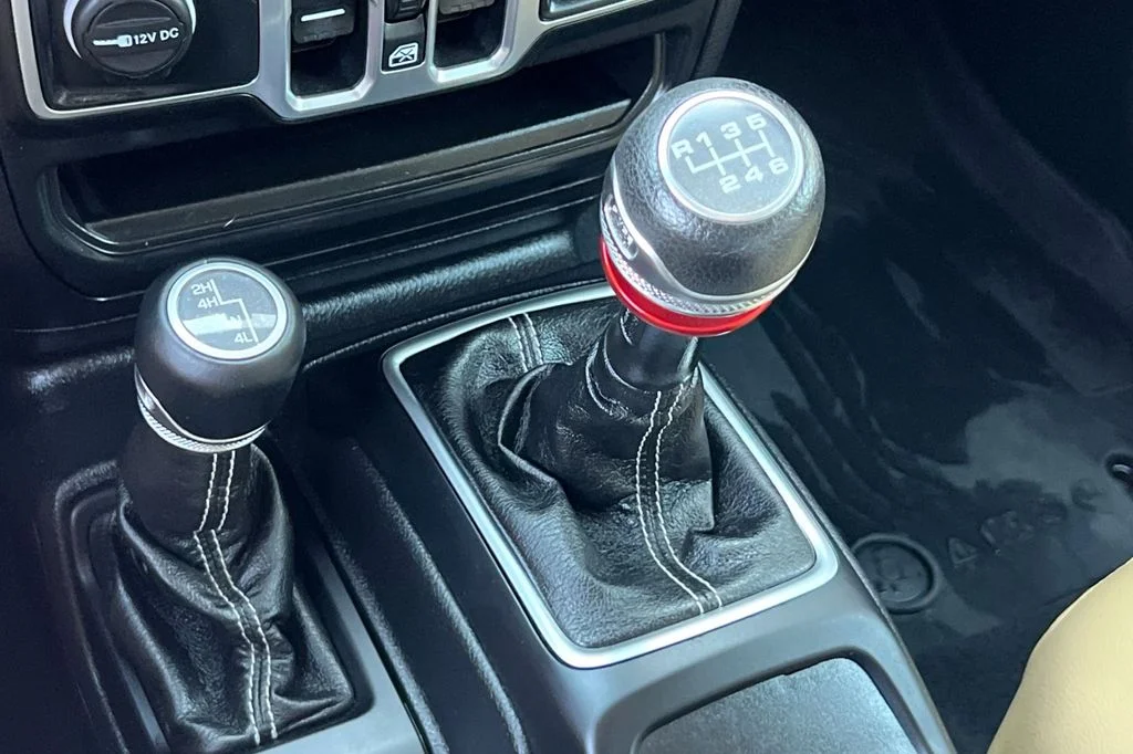 Used 2018 White Jeep Unlimited Sahara image 23