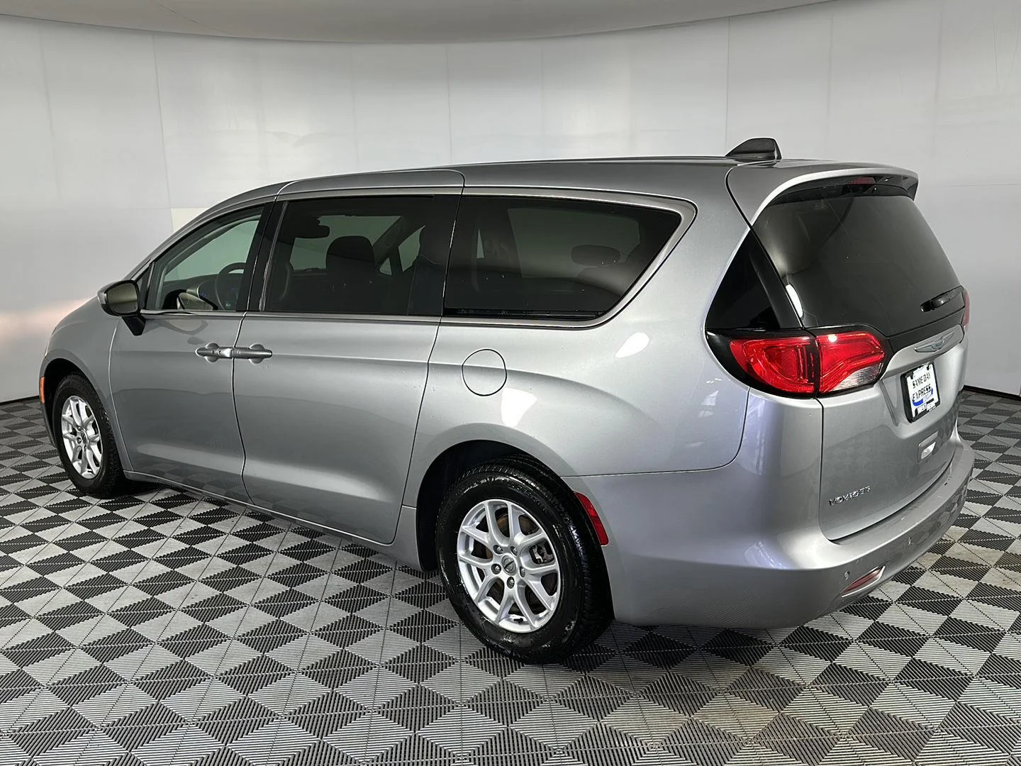 Used 2021 Billet Silver Metallic Clearcoat Chrysler LX image 21