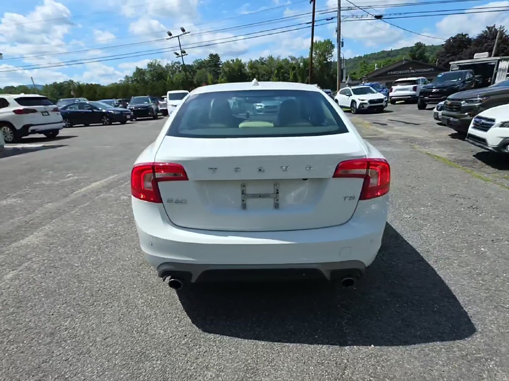 Used 2018 White Volvo T5 Dynamic image 4
