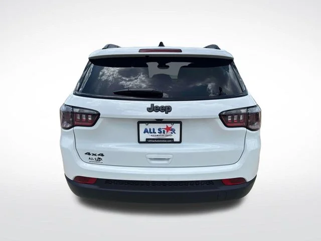 New 2026 Bright White Clear-Coat Exterior Paint Jeep Latitude image 7