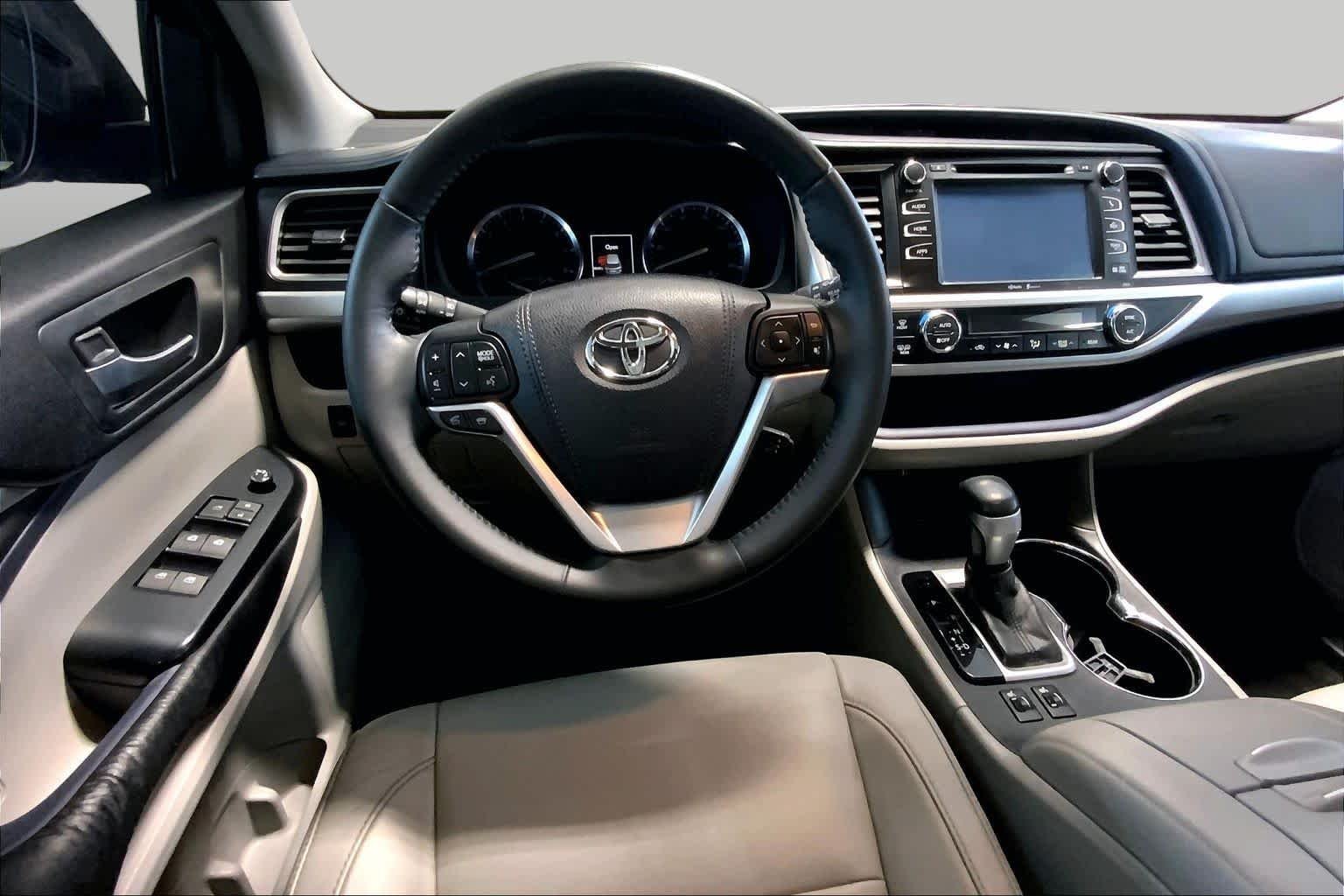 Used 2015 Shoreline Blue Pearl Toyota XLE image 5