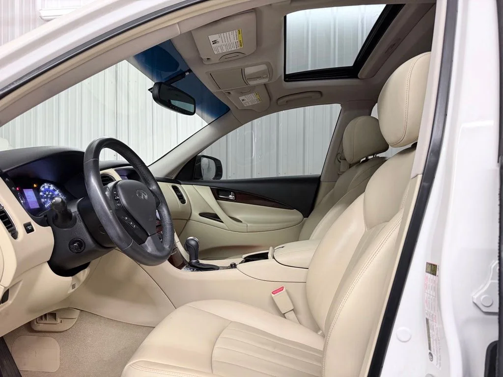 Used 2017 White INFINITI Base image 10