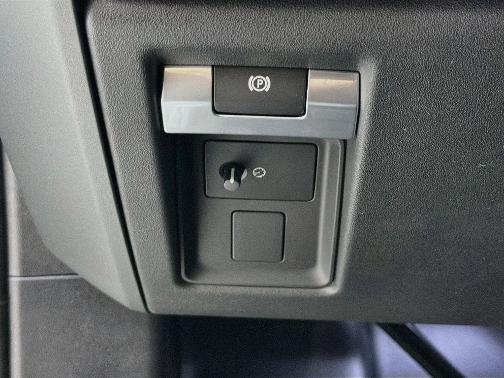 New 2026 Carpathian Grey Land Rover X-Dynamic SE image 10