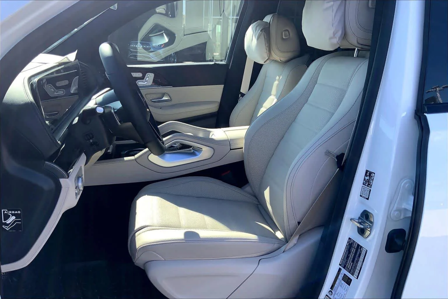 New 2026 MANUFAKTUR Moonlight White Metallic Mercedes-Benz GLE 450 image 9