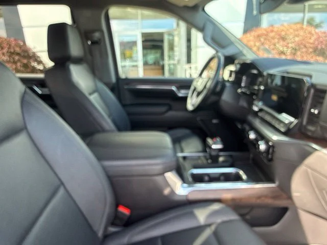 Used 2023 White GMC SLT image 30