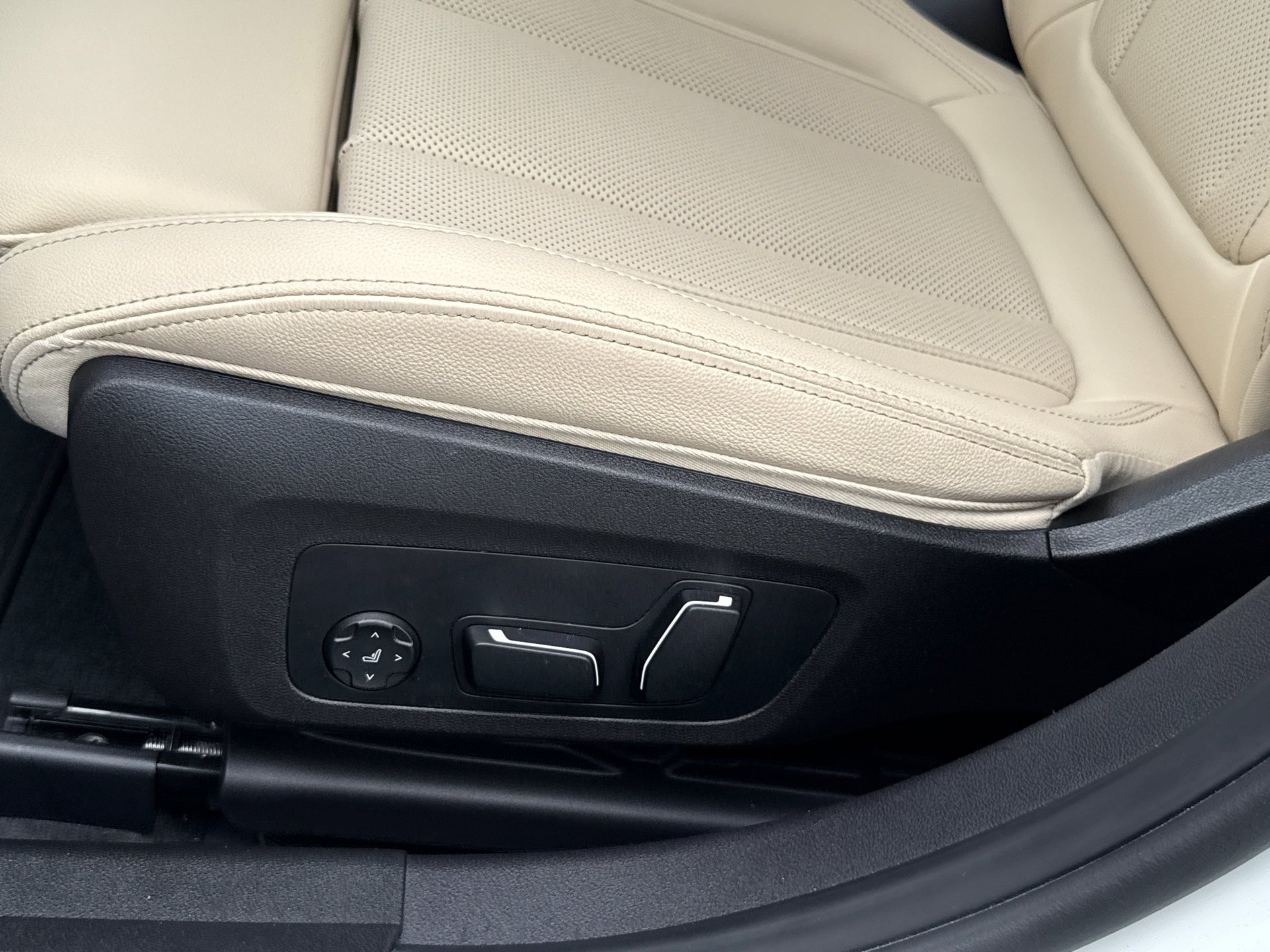 Used 2025 Alpine White BMW 330i image 24