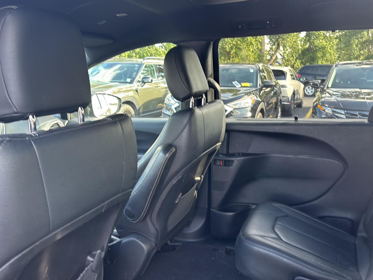 Used 2020 Brilliant Black Crystal Pearlcoat Chrysler Touring L image 17