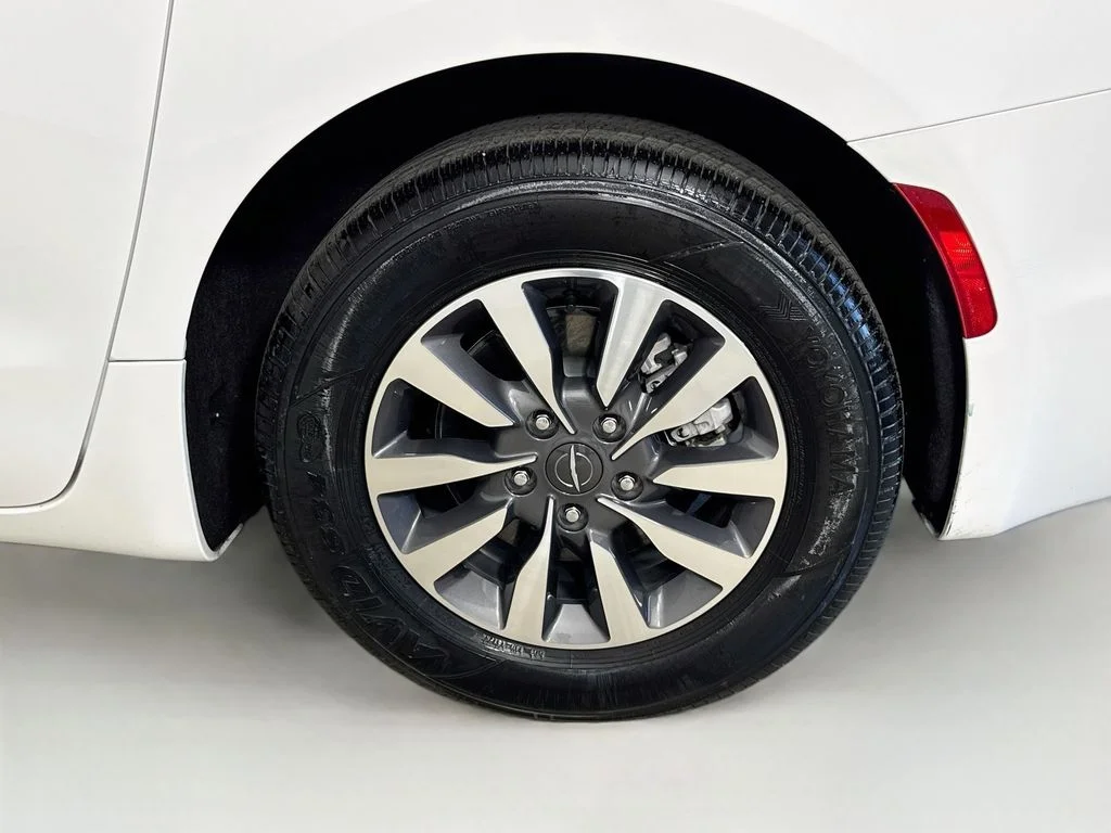 Used 2024 White Chrysler Select image 32
