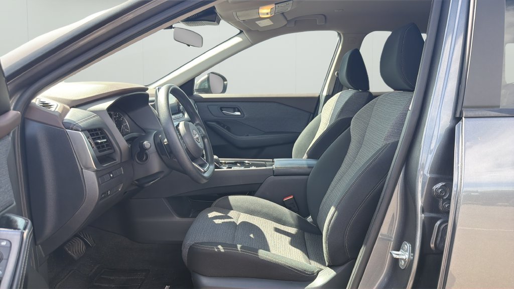 Used 2023 Gray Nissan SV image 9