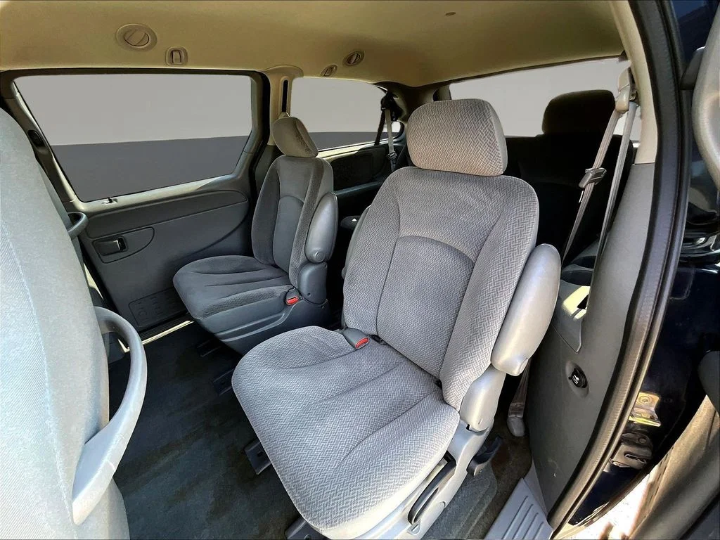 Used 2005 Blue Dodge SE image 22