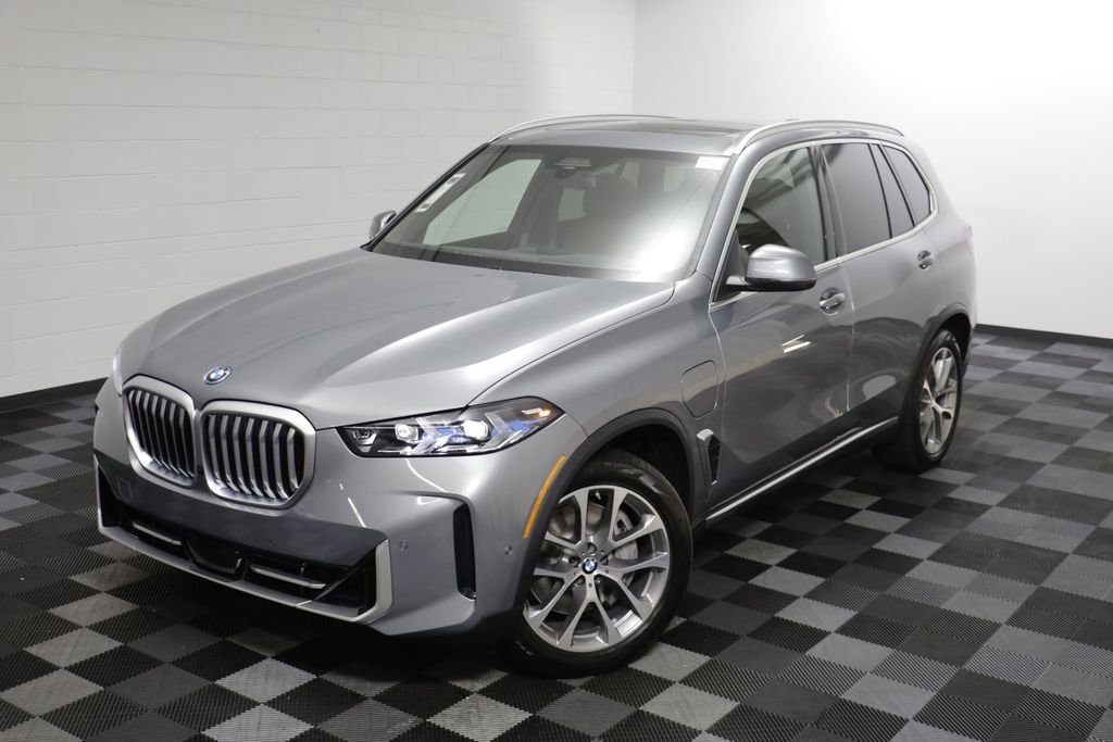 New 2026 Skyscraper Grey Metallic BMW xDrive50e image 2