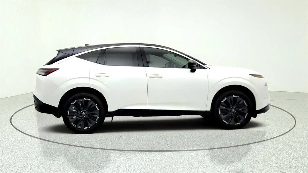 Used 2025 Everest White Pearl Tricoat/Super Black Nissan AWD Platinum w/ Illuminated Cargo Scuff Plate image 4