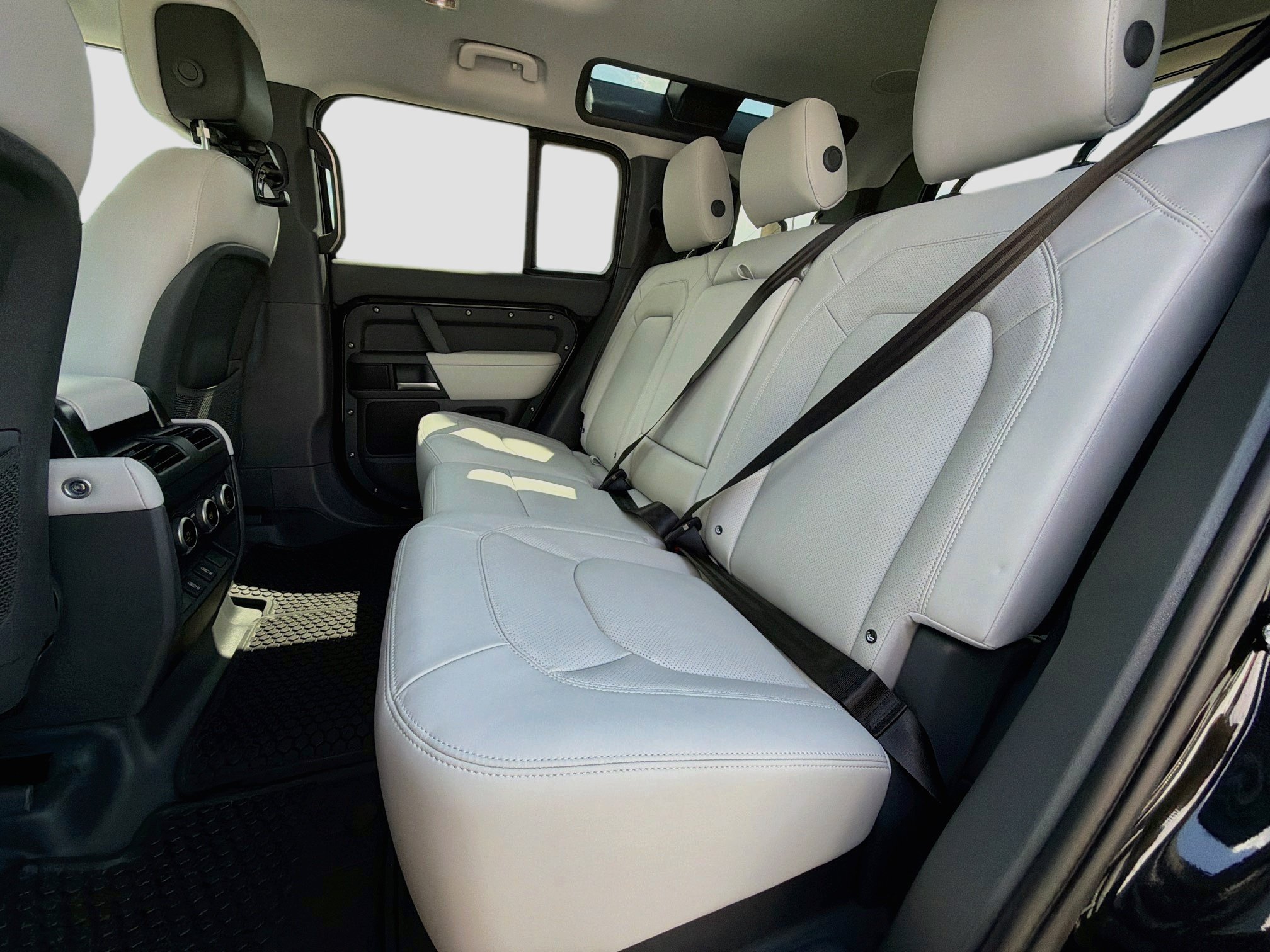 New 2026 Santorini Black LAND ROVER X-Dynamic SE image 19