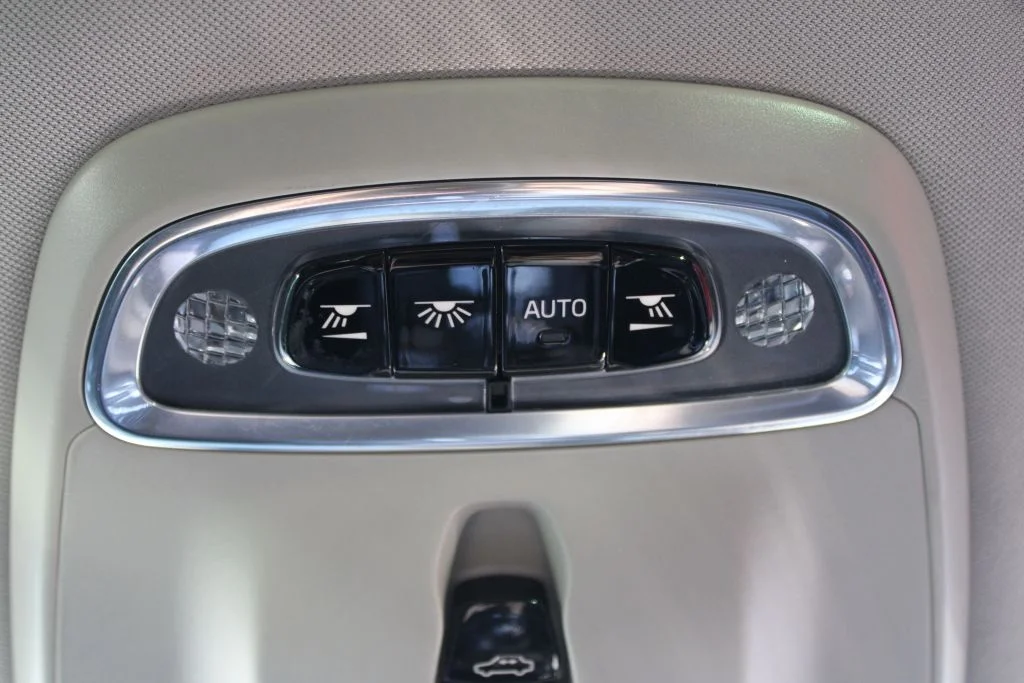 Used 2018 Black Volvo T5 Momentum image 20