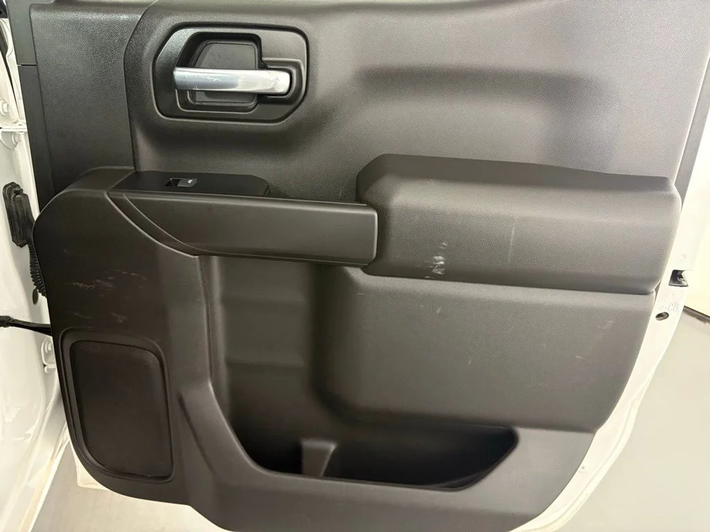 Used 2023 White Chevrolet Custom image 39