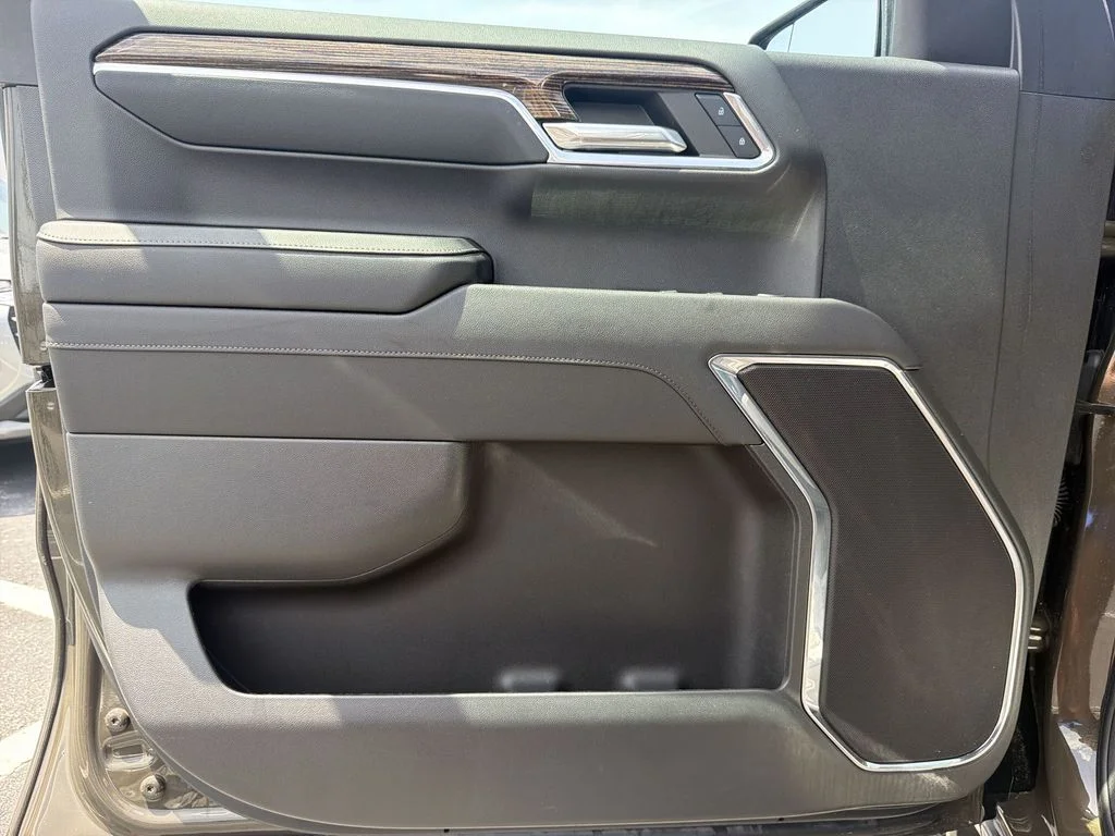 Used 2023 Brown GMC Elevation image 29
