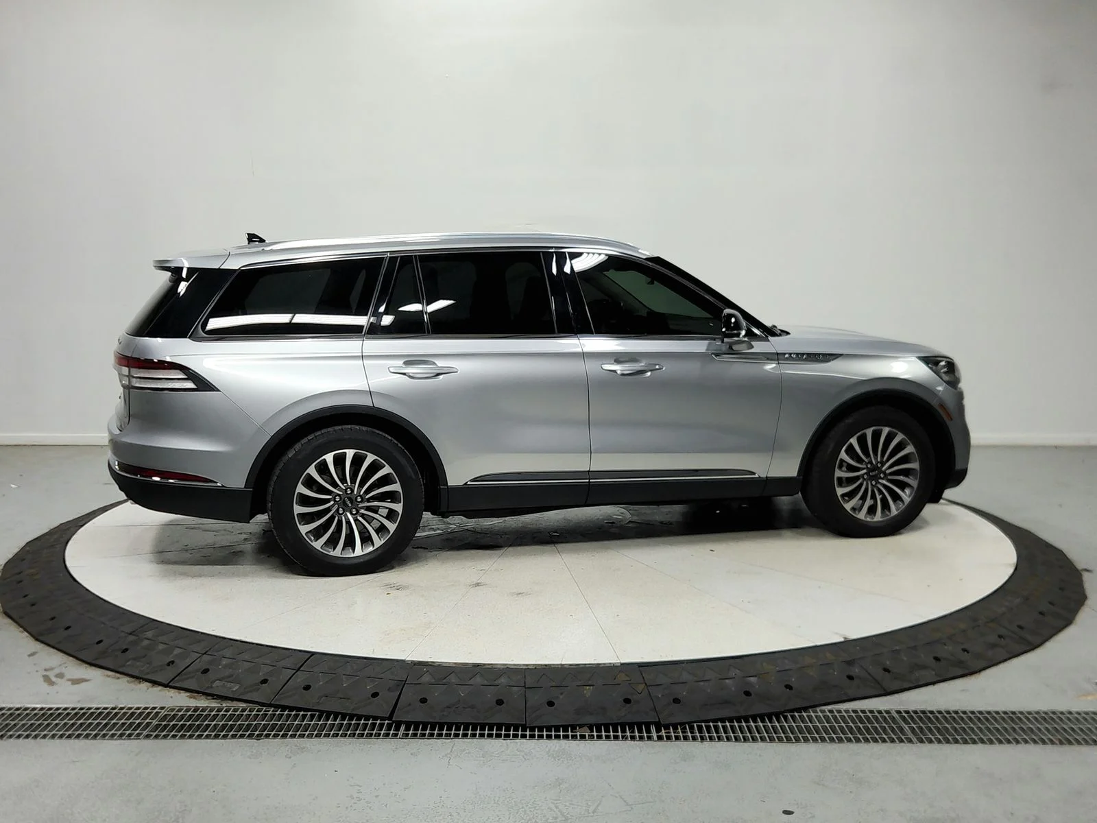 Used 2021 Silver Lincoln Reserve image 9