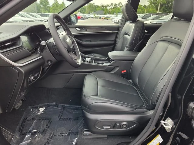 New 2026 Diamond Black Crystal Pearl-Coat Exterior Paint Jeep Limited image 3