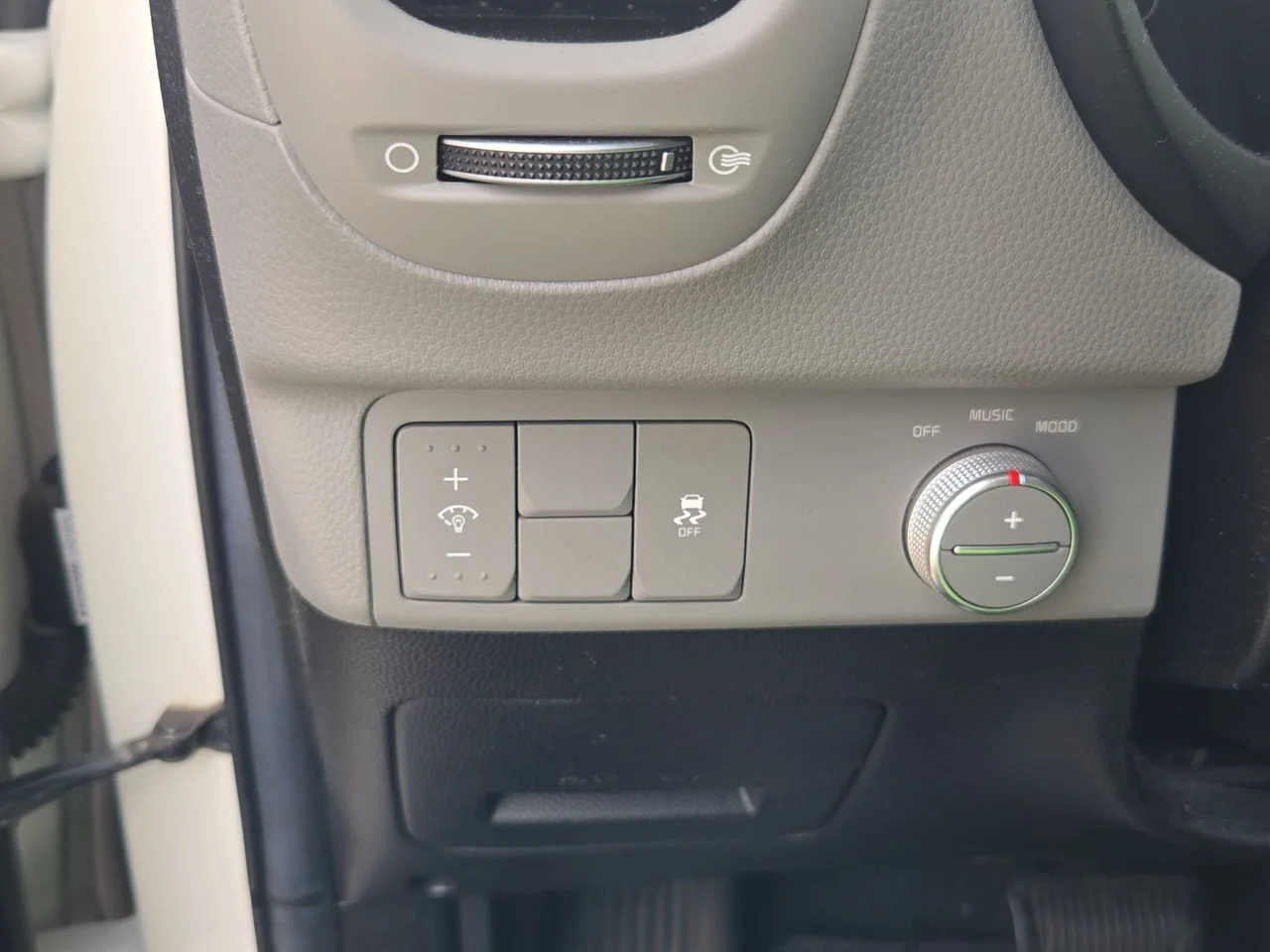 Used 2015 Clear White Kia Plus image 16