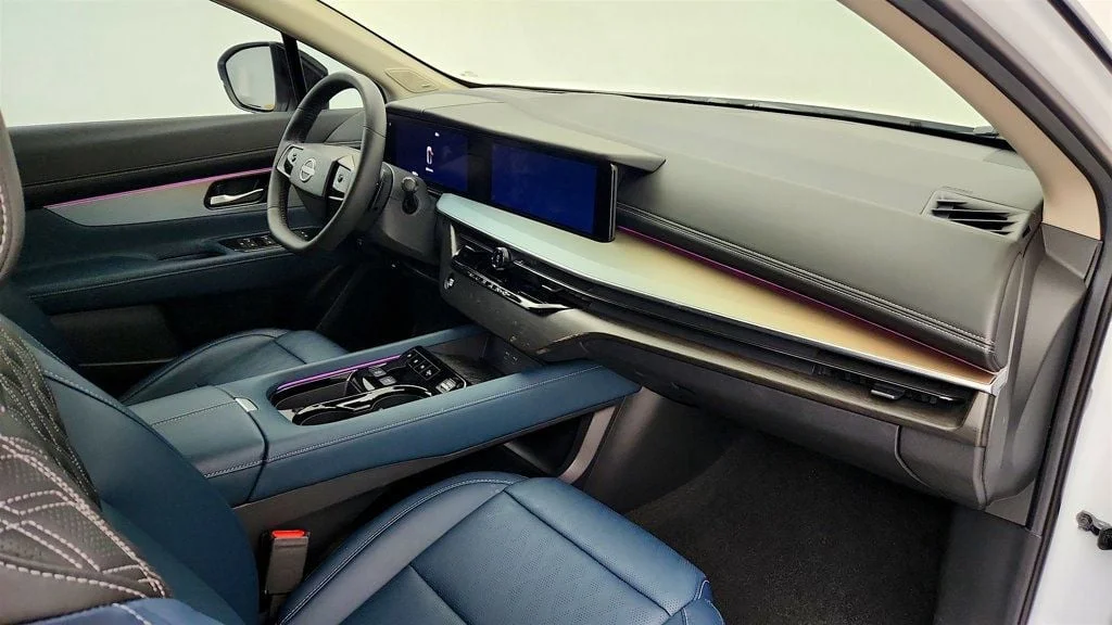 Used 2025 Everest White Pearl Tricoat/Super Black Nissan AWD Platinum w/ Illuminated Cargo Scuff Plate image 26