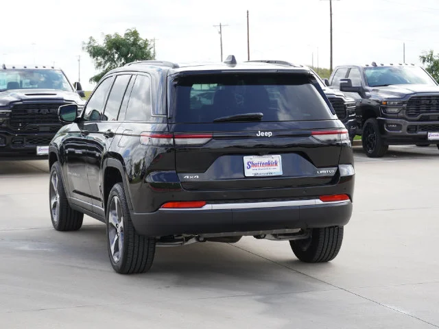 New 2026 Diamond Black Crystal Pearl-Coat Exterior Paint Jeep Limited image 3