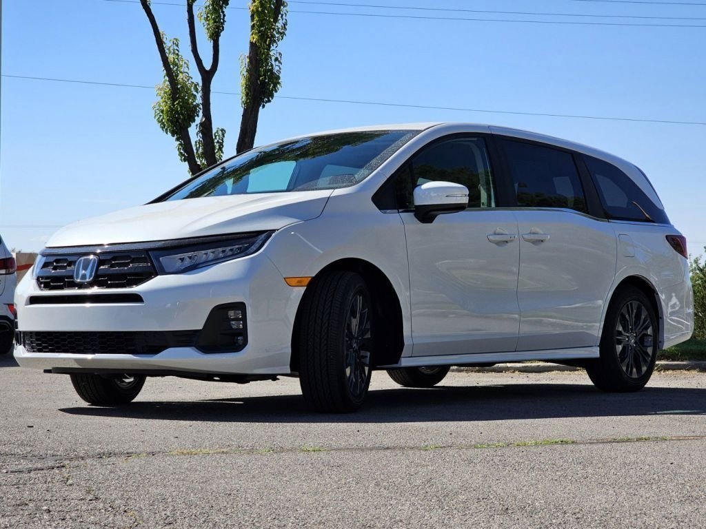 New 2026 Platinum White Pearl Honda Touring image 4