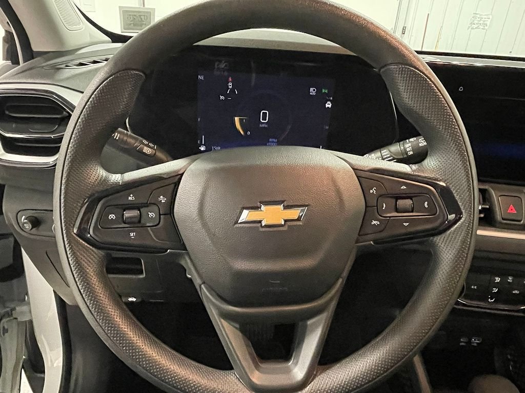 Used 2025 White Chevrolet LS image 29