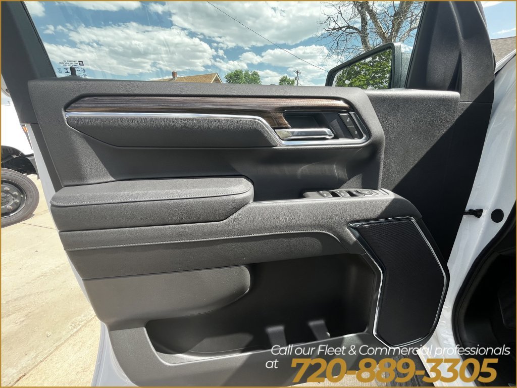 Used 2025 Summit White Chevrolet LT image 8
