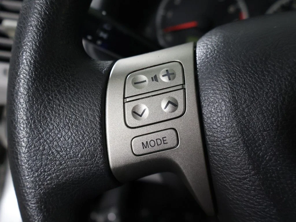 Used 2011 Silver Toyota LE image 33