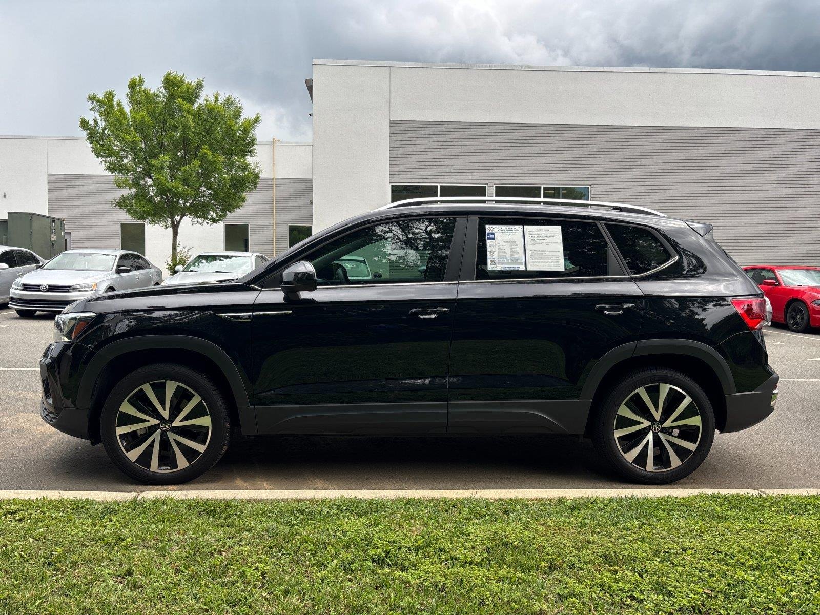 Used 2023 Deep Black Pearl Volkswagen SE image 2