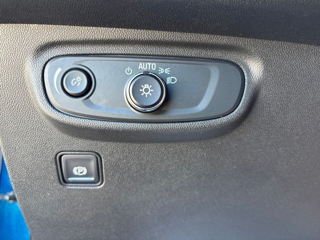 Used 2020 Blue GMC SLE image 22