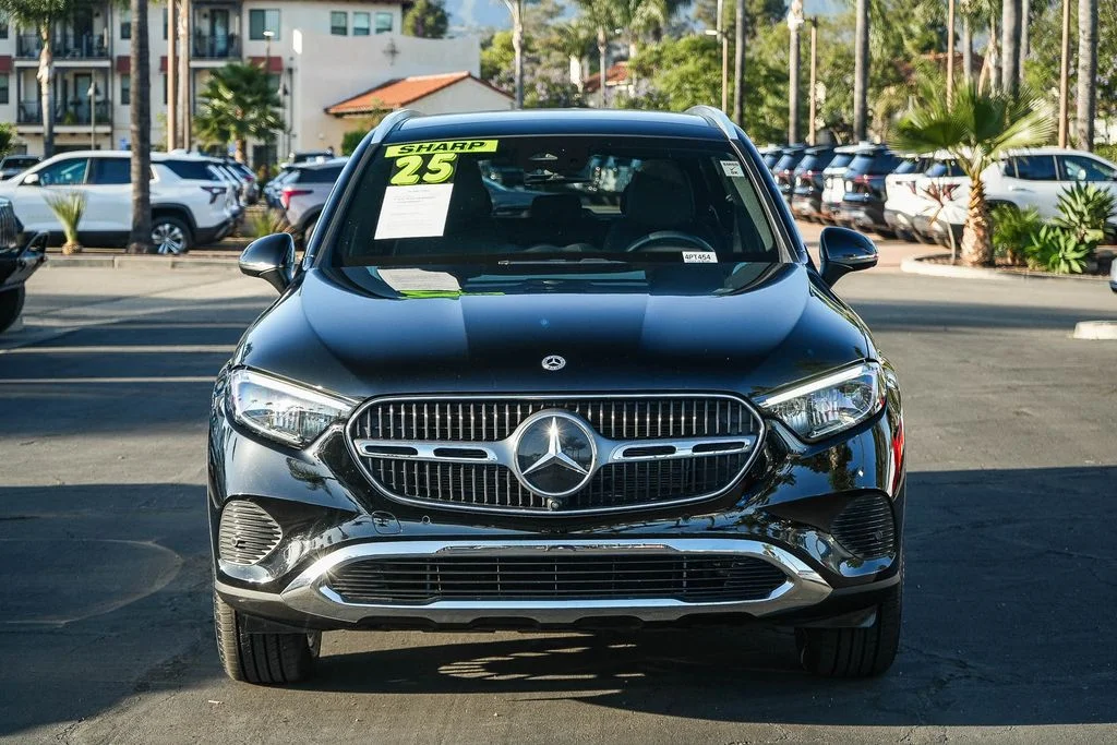 Used 2025  Mercedes-Benz GLC 300 image 2