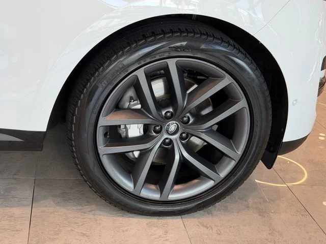 Used 2024 Fuji White Land Rover SE image 9