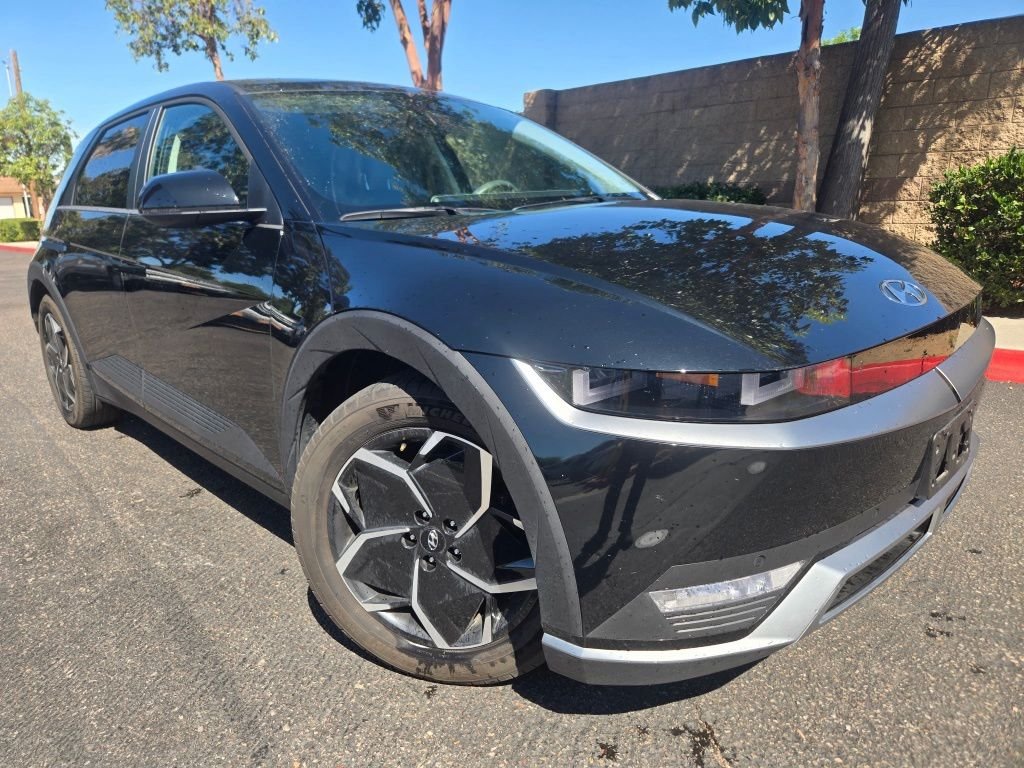 Used 2024 Black Hyundai SEL image 1