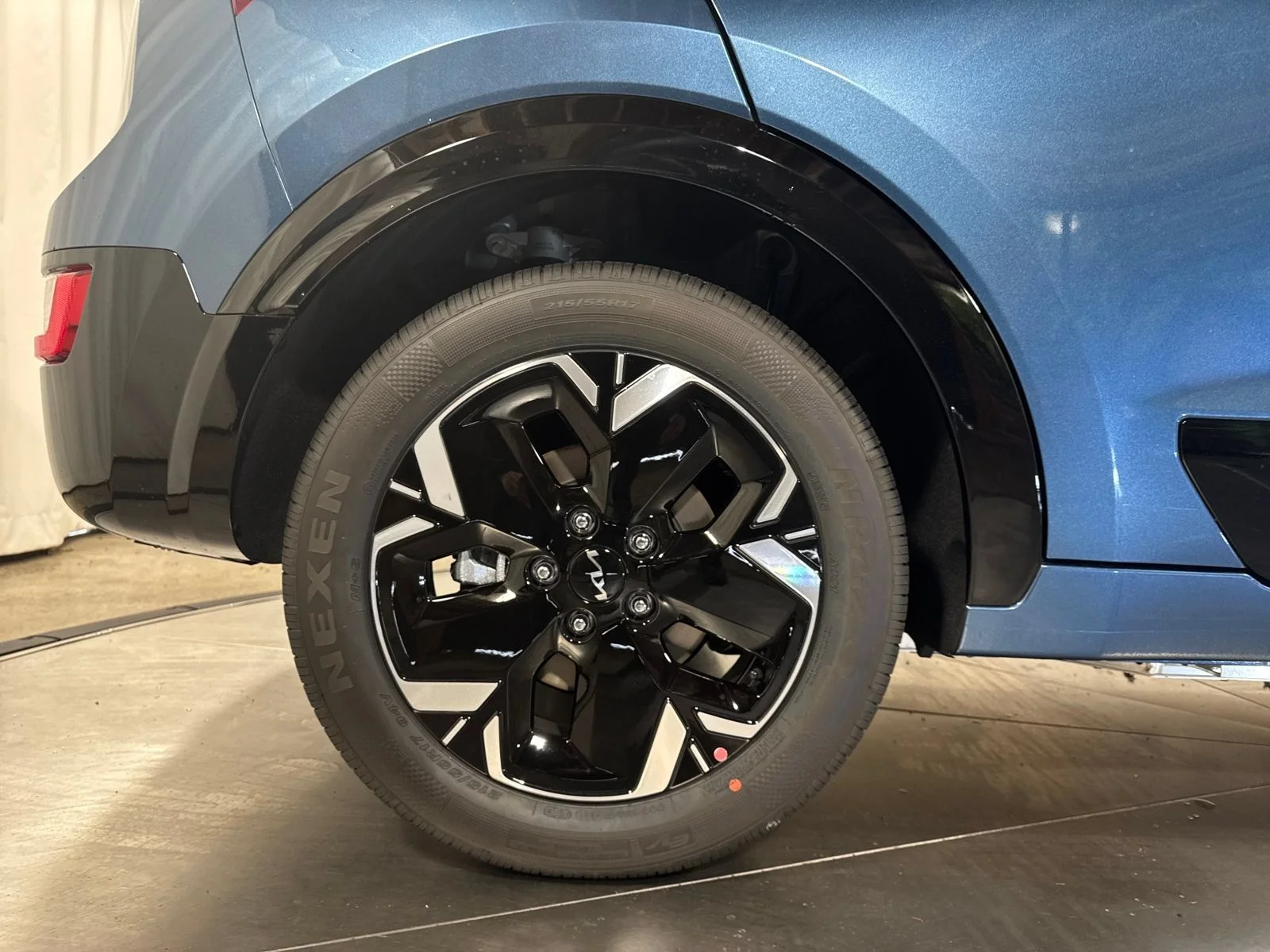 New 2026 Mineral Blue Kia Wind image 13
