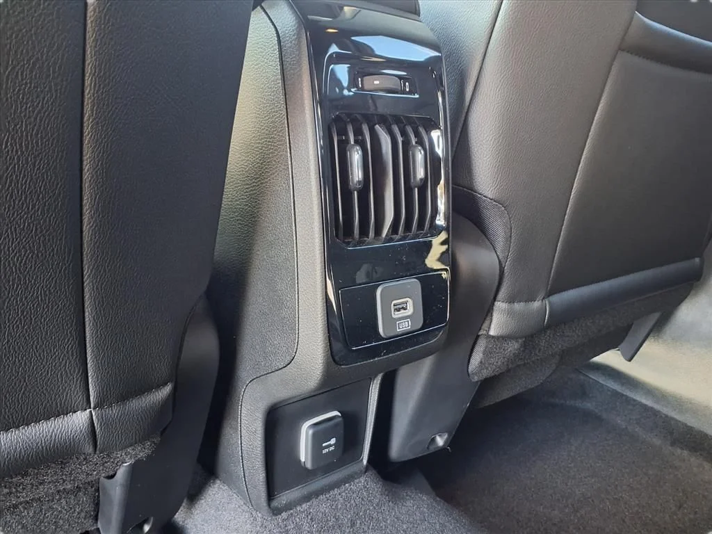 New 2026 Diamond Black Crystal Pearlcoat Jeep Latitude image 22
