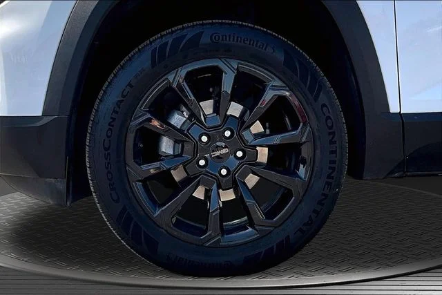 Used 2025 White GMC Elevation image 32