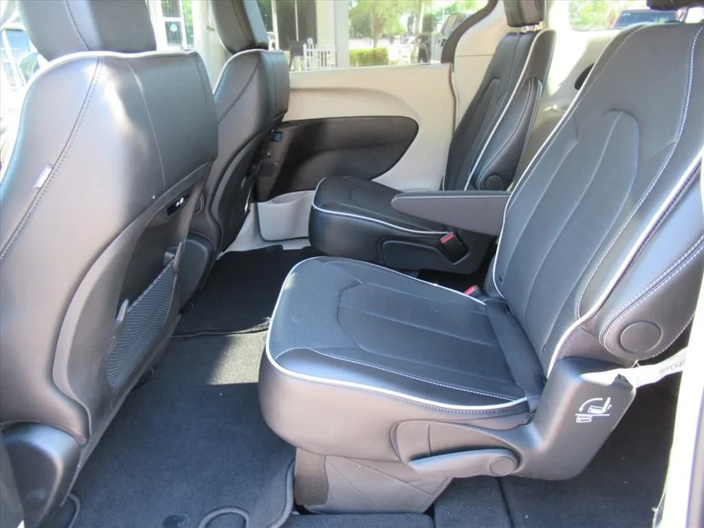 Certified Used 2024 Silver Chrysler Limited image 15