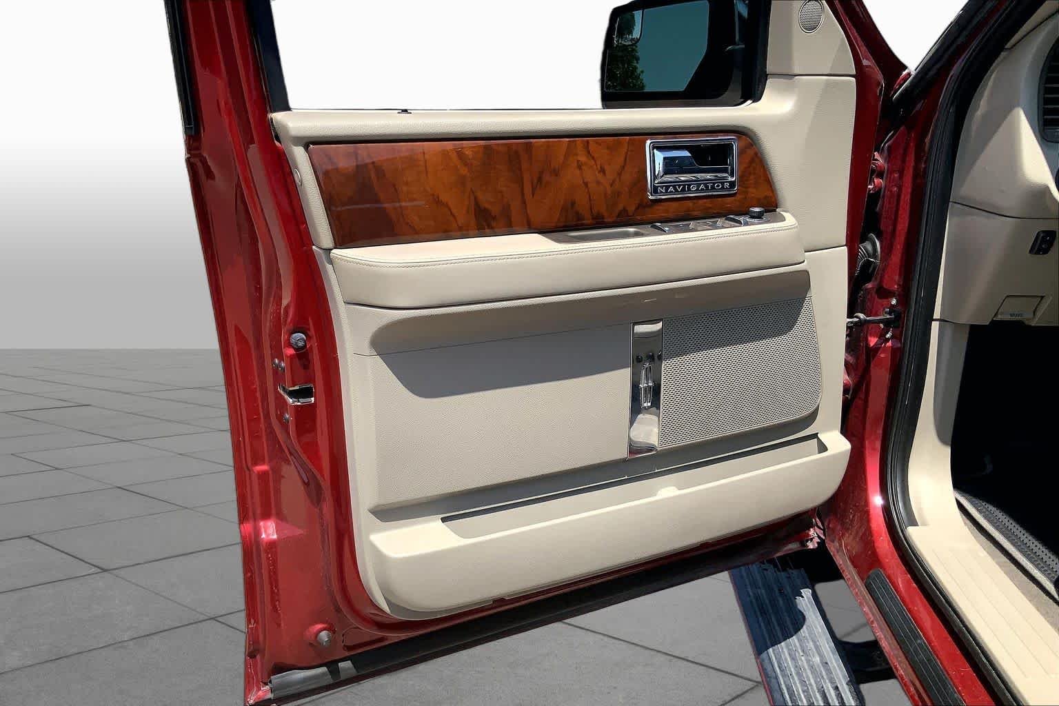 Used 2013 Ruby Red Metallic Tinted Clearcoat Lincoln  image 21