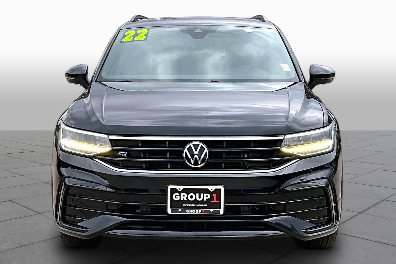 Pre-Owned 2022 Volkswagen Tiguan SE R-Line Black