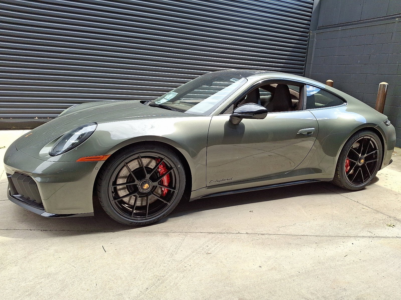 New 2026 Aventurine Green Metallic Porsche Carrera GTS image 2