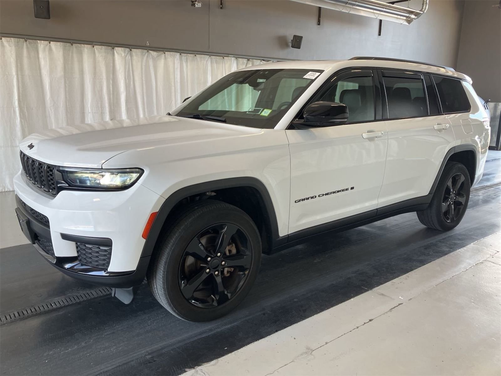Used 2023 White Jeep Altitude image 2