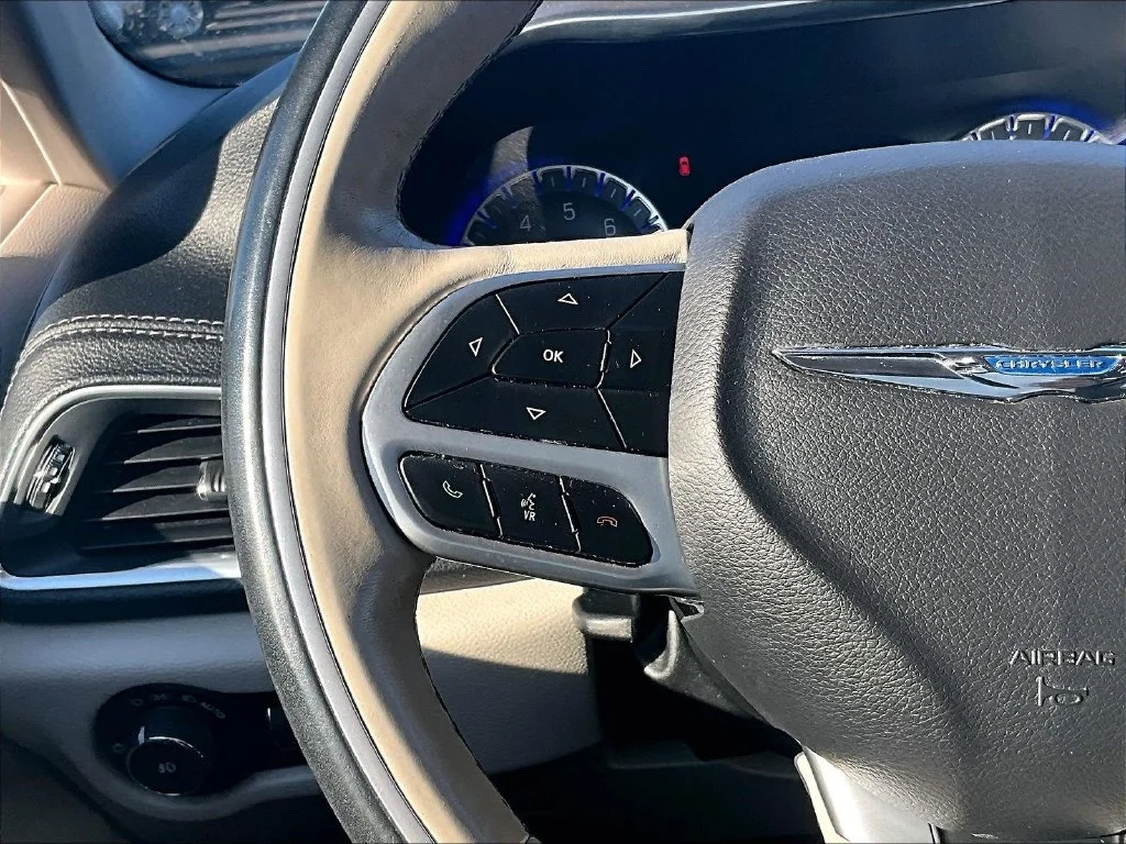 Used 2018 White Chrysler Limited image 17